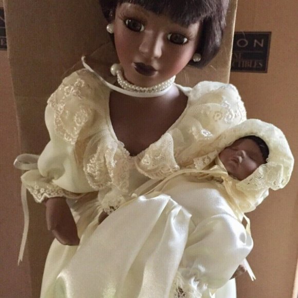 Avon 2000 Special Memories Mother and Child Porcelain Doll “Joyce” - Picture 2 of 3
